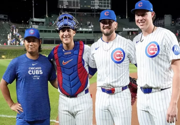 El receptor panameño Miguel Amaya, junto a los lanzadores, el  japonés Shota Imanaga,  Porter Hodge y Nate Pearson. Foto: MLB