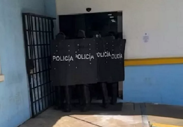  Los agentes de Control de Multitudes se colocaron en la entrada, a fin de evitar que los manifestantes ingresaran a la institución. Foto: Diomedes Sánchez