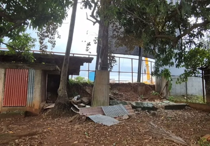 Los moradores, ahora sus patios han quedado abiertos y expuestos a que las personas entren a sus propiedades a hurtar, por lo que urge que se levante el nuevo muro perimetral. Foto. Thays Domínguez