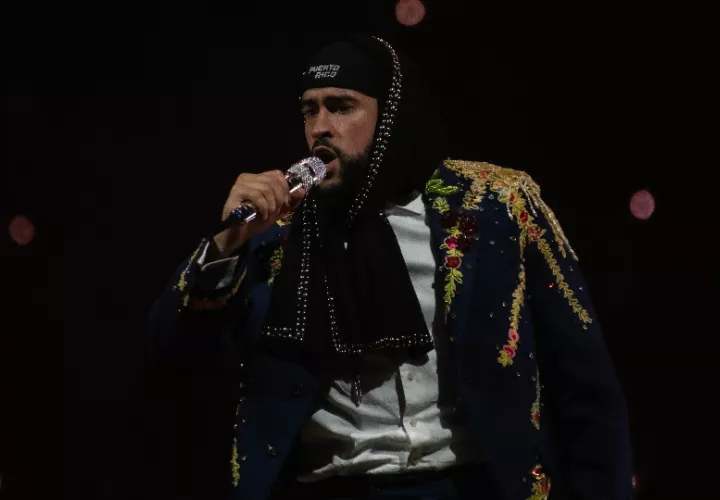 Bad Bunny en su concierto de cierre de la gira ‘Most Wanted Tour’, en el coliseo de Puerto Rico, en San Juan (Puerto Rico). Foto: EFE / Enid M. Salgado Mercado