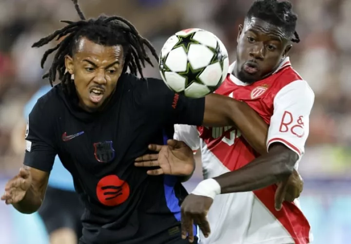 Mohammed Salisu  del Mónaco (der.) disputa el balón ante Jules Kounde del Barcelona. Foto: EFE