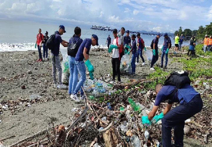 La jornada de limpieza de playas demostró el poder del trabajo en conjunto entre entidades gubernamentales, educativas y comunitarias para proteger y conservar los recursos naturales que son el pilar de la vida y la economía de la región. Foto. Cortesía. MiAmbiente