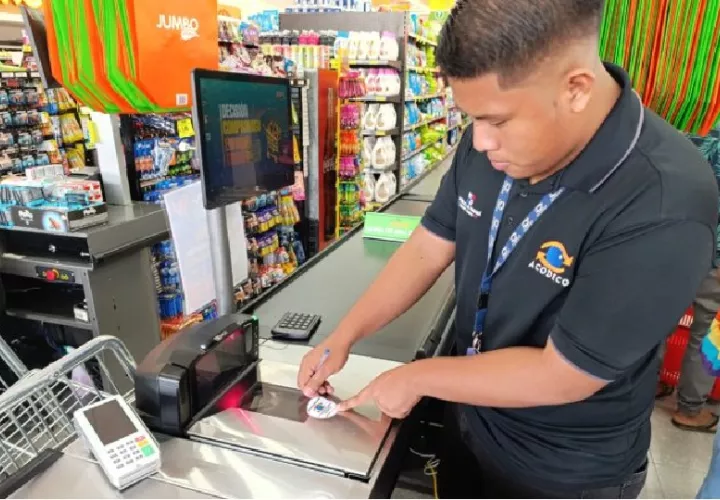 Las balanzas o pesas sean manuales o electrónicas, deben cumplir con las tolerancias permitidas, si tienen la información en kilogramos deben pesar en kilogramos y no en libras. Foto. Acodeco