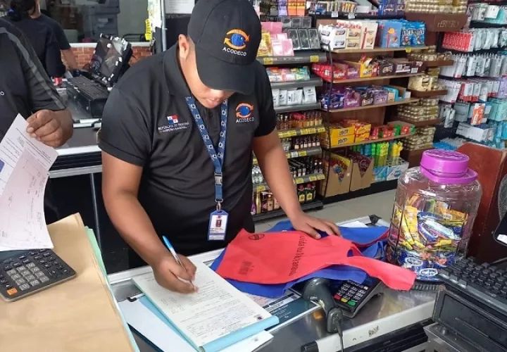 Los panameños ahora utilizan bolsas reutilizables para comprar sus alimentos y artículos de primera necesidad. Foto: Cortesía Acodeco