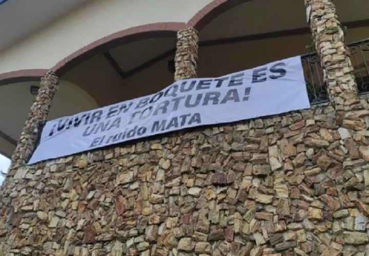 Los residentes que se han visto afectados han colocado carteles con el fin de llamar la atención de las autoridades. Foto. Redes Sociales