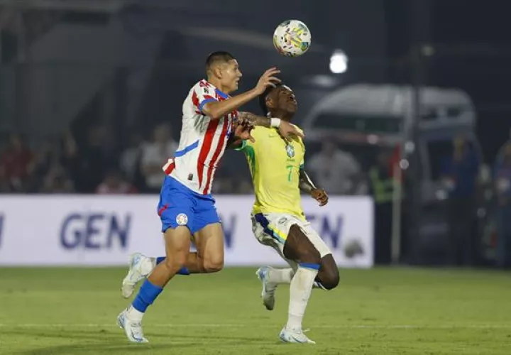 Juan José Cáceres  de Paraguay (izq.) disputa el balón con Vinícius Júnior de Brasil . Foto:EFE