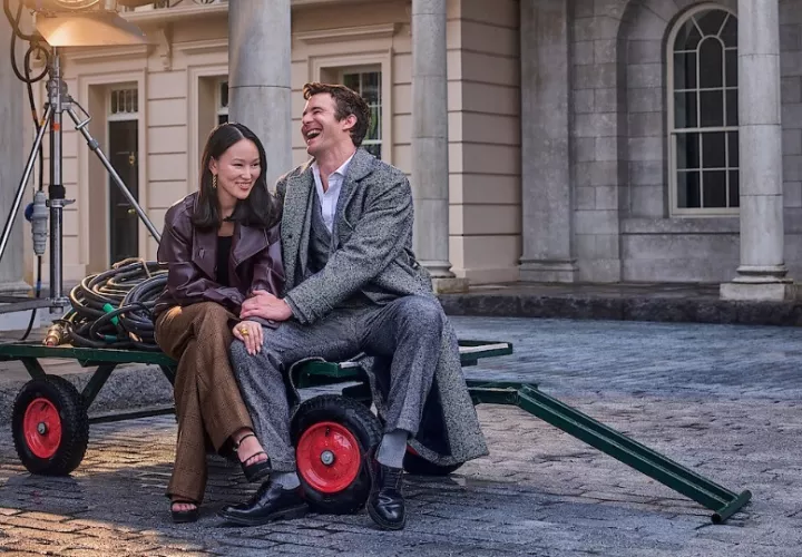 Yerin Ha y Luke Thompson. Foto: Gavin Bond / Netflix