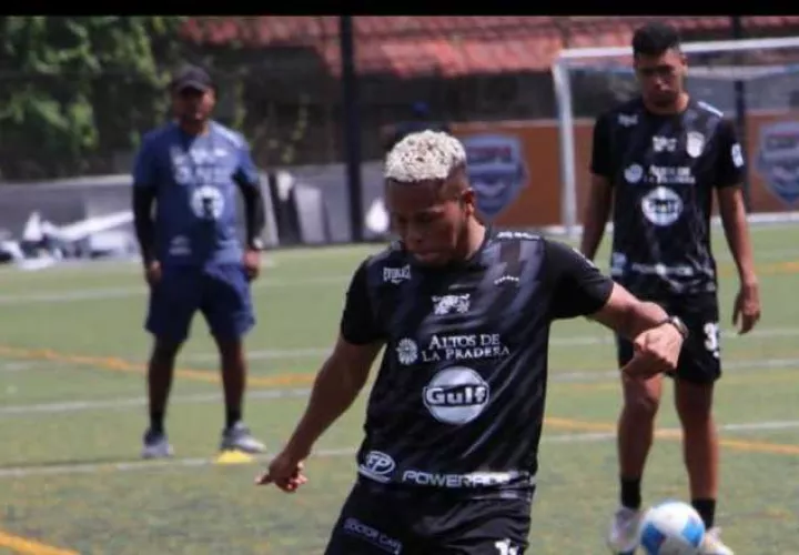 Jugadores del CAI de La Chorerra reciben al Tauro FC. Foto: FPF