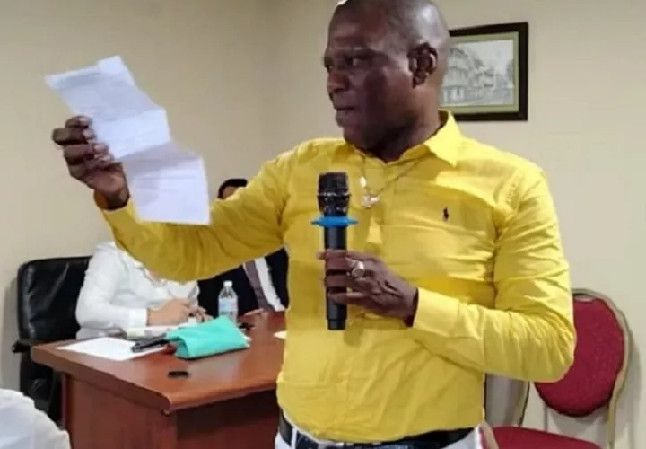 El representante Carlos Dayley, también dijo que dejaron 50 mil dólares en deuda a proveedores. Foto: Diomedes Sánchez