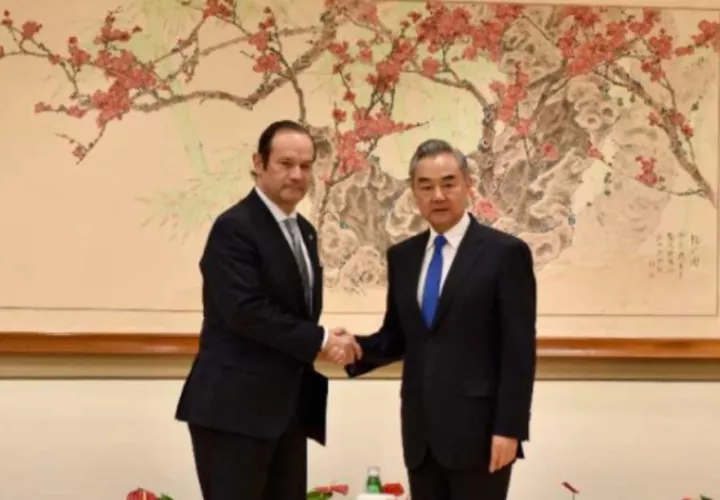  El ministro de Relaciones Exteriores de Panamá, Javier Martínez-Acha, junto a su homólogo,  Wang Yi. Foto: Redes Sociales
