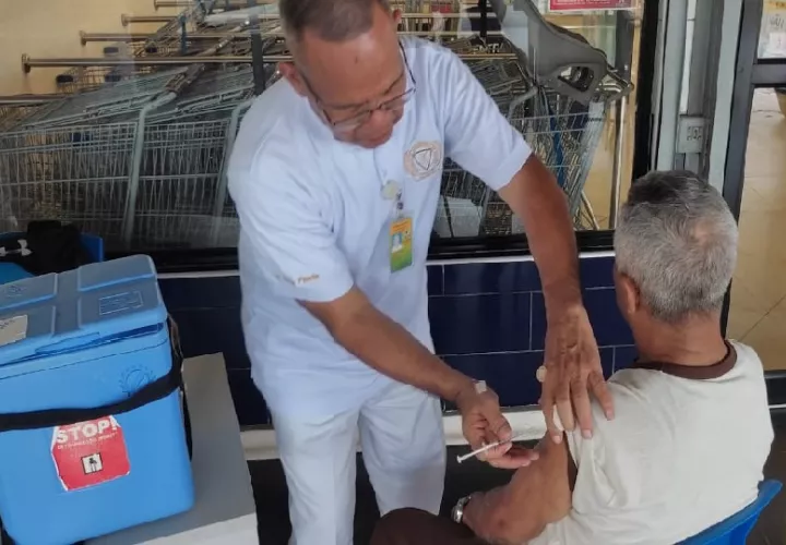 Entre los meses de enero a agosto del presente año, en todo el país se han aplicado un millón 143 mil 579 vacunas contra la influenza. Foto. Cortesía Minsa