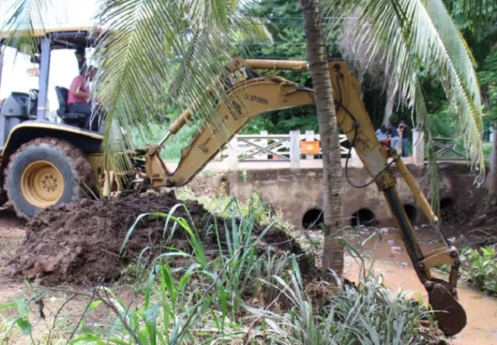 Se utilizó maquinaria pesada para limpiar y dragar el canal en barriada Don Esteban. Foto: Thays Domínguez 