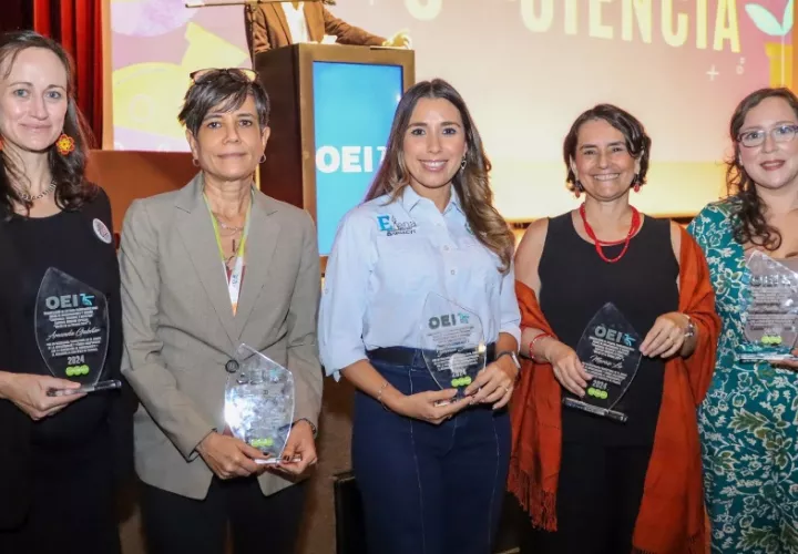Doctoras que recibieron la distinción. Foto: Cortesía