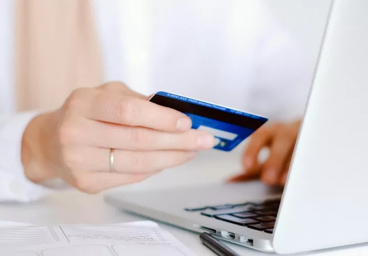 Debe tener cuidado en donde ingresa los datos de su tarjeta. Foto: Pexels