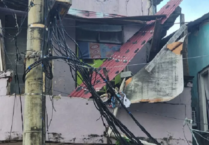 El desplome fue en el inmueble 2011, en la calle 2 avenida Justo Arosemena, tras un torrencial aguacero. Foto: Diomedes Sánchez 