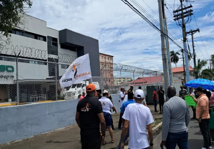 El Movimiento denominado Justicia Social anunció interponer una demanda por el mal servicio eléctrico, en la que varias personas firmaron.  Foto. Diomedes Sánchez