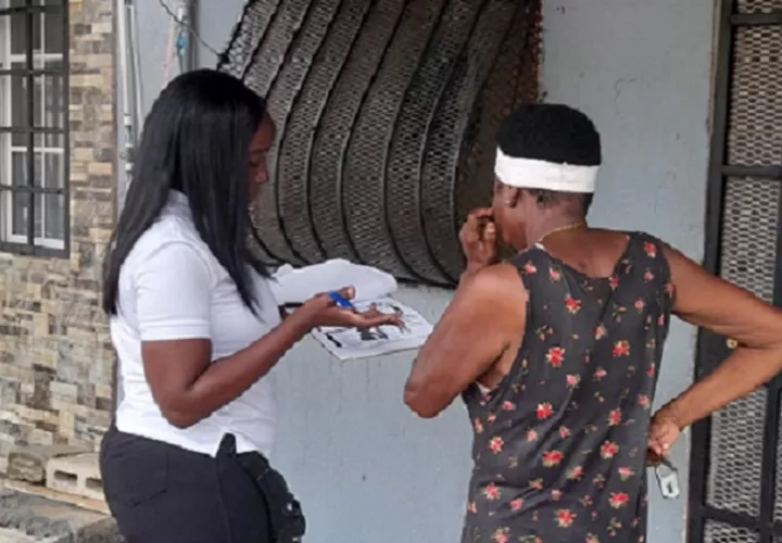 Con las visitas se busca aclarar a  la población, las dudas sobre el dengue. Foto: Diomedes Sánchez  