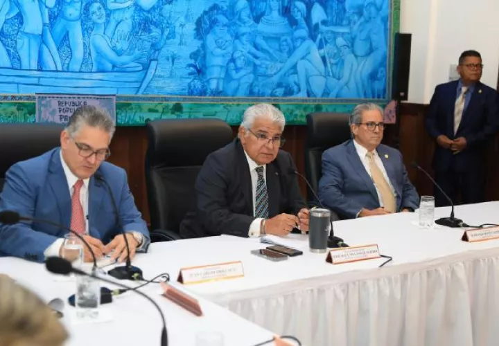 El presidente Mulino, junto a los ministros de la Presidencia y de Salud, encabezó la reunión celebrada con los  gremios médicos. 