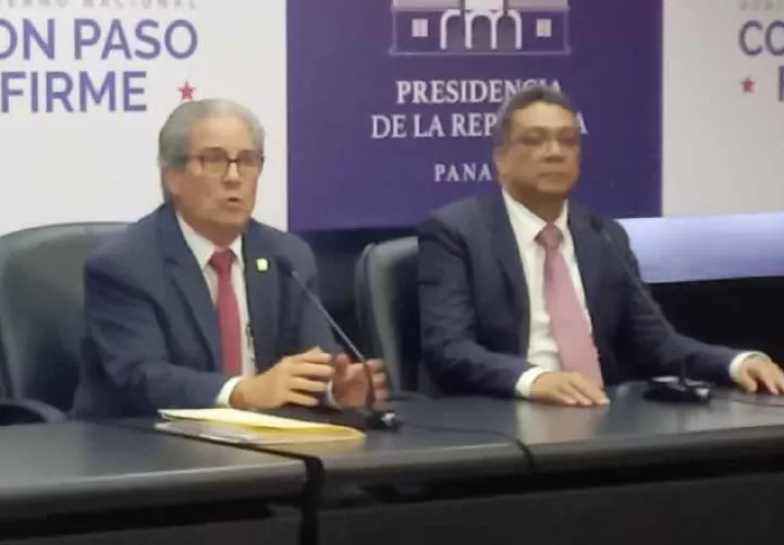 El ministro de Salud, Fernando Boyd, y el director designado de la CSS, Dino Mon, brindan detalles de la primera jornada de las conversaciones celebradas este lunes.  Francisco Paz