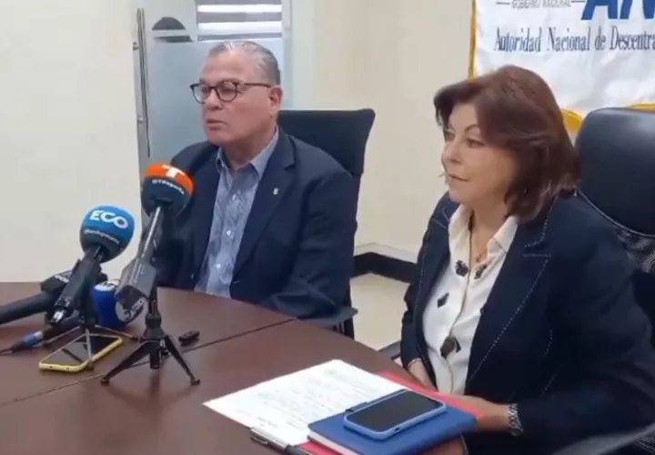 El contralor designado, Anel Flores, junto a la directora de la AND, Roxana Méndez.