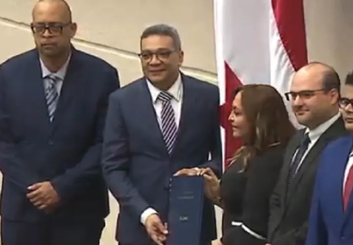 Dino Mon tras su ratificación en la Asamblea Nacional de Diputados. 