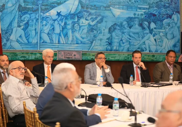 Empresarios y gremios médicos presentan su propuesta. Foto: Cortesía