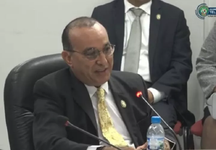 Rector de la UP, Eduardo Flores, durante su comparecencia en la AN. 