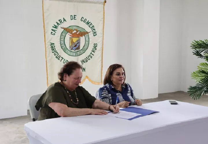 La firma fue hecha por María Ramos, presidente de ComCam (der..) y la embajadora estadounidense, Mari Carmen Aponte (izq.). Foto: Diomedes Sánchez 