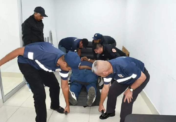 Se realizaron simulacros prácticos para que los participantes pudieran aplicar lo aprendido en un entorno controlado.Foto: Diomedes Sánchez 