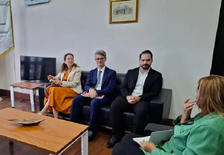 La delegación fue encabezada por Guzmán Palacios, Embajador de España en el país y su equipo de trabajo. Foto: Diomedes Sánchez 