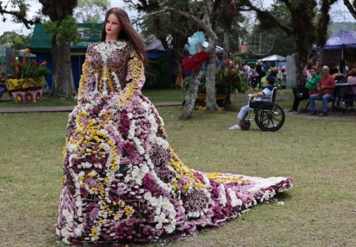 Maniquí vestido con un traje hecho de flores. Foto: EFE