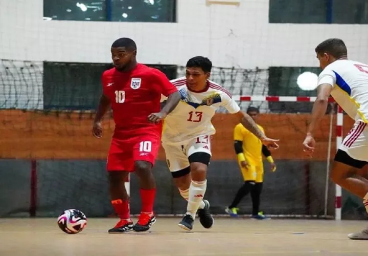 Alfonso Maquensi de Panamá (10), durante el amistoso contra Venezuela. Foto: Fepafut