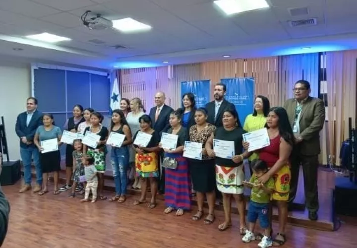 Se gradúan 10 nuevos letrados.