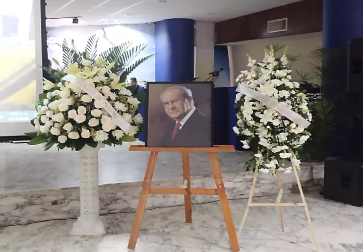 Rinden homenaje al  Dr. Gustavo García de Paredes. 