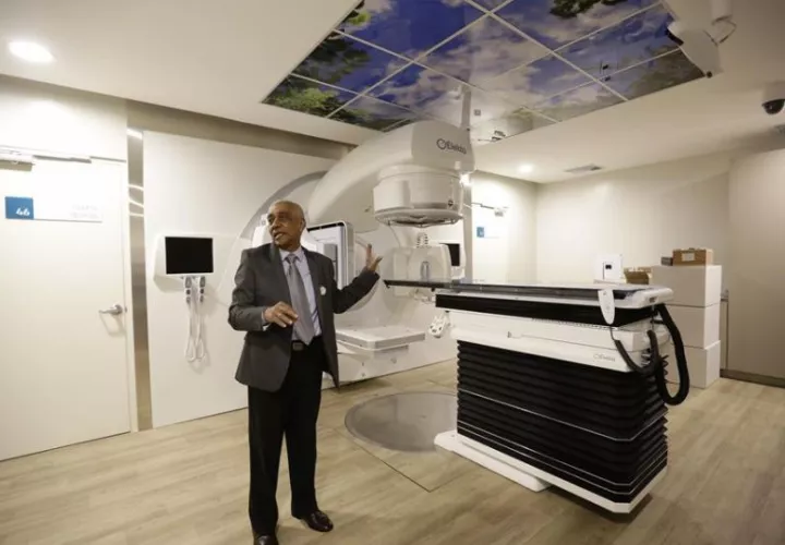 El doctor Oduardo Ortega-Barría muestra un equipo médico en el Hospital de Cancerología de la Caja del Seguro Social. Foto: EFE