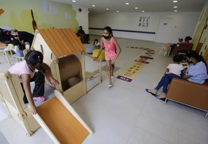 Niños jugando en las instalaciones del Hospital Pediátrico de Alta Complejidad. Foto: EFE
