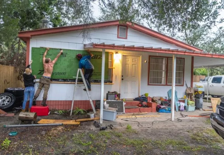 Residentes se preparan para la llegada del huracán Helene. Foto: EFE