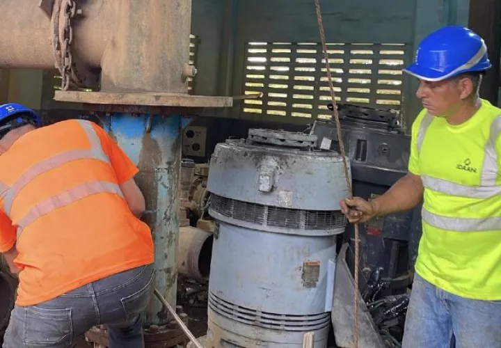 Personal técnico labora en una reparación en la planta de bombeo de la potabilizadora Rufina Alfaro. Cortesía Idaan