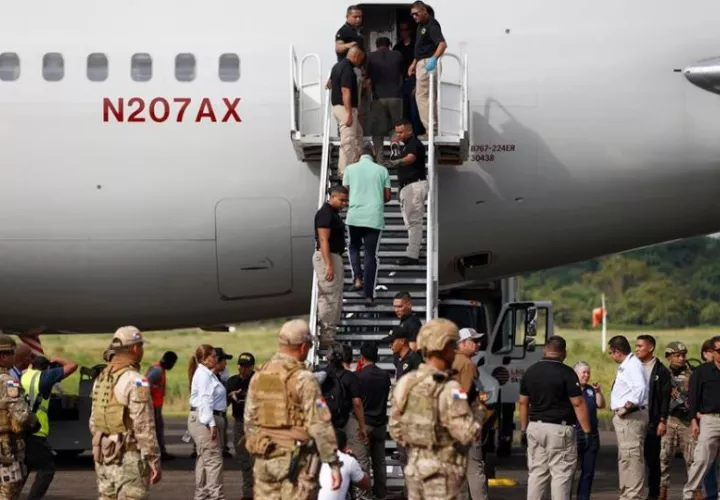 Ciudadanos indios suben a un avión durante la salida de un vuelo parte de un plan de deportación de extranjeros ilegales. Foto: EFE