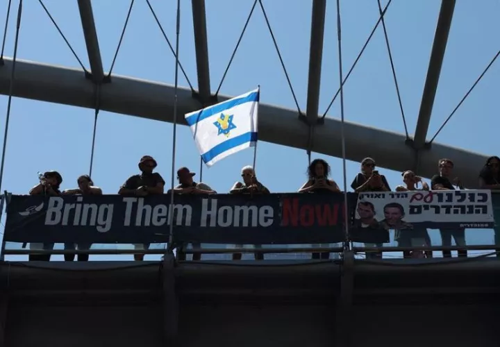 Manifestantes en apoyo a las familias de los rehenes israelíes retenidos por Hamás en Gaza. Foto: EFE