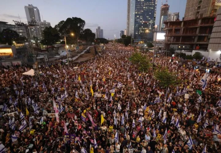 Miles de manifestantes que apoyan a las familias de los rehenes israelíes retenidos por Hamás en Gaza participan en una manifestación. Foto: EFE