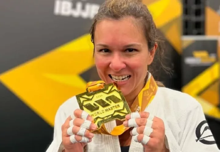 Jennisín Rosanía, muestra la medalla de oro obtenida en las Vegas. Foto: Instagram