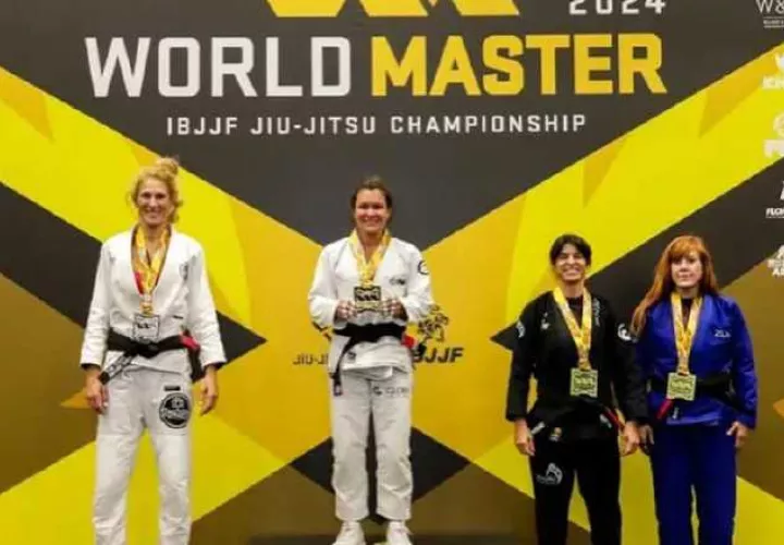 Jennisín Rosania en lo más alto del podio en Las Vegas. Foto: Instagram
