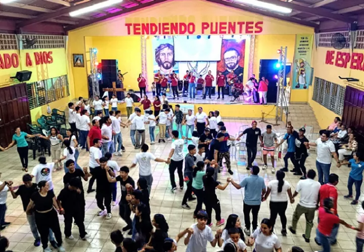 Los jóvenes comenzaron a congregarse desde el pasado viernes en el Salón Santa Mónica. Foto: Thays Domínguez