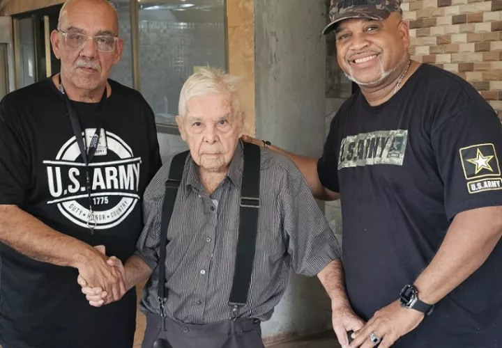 El Sargento Retirado Esteban Blis (der.) y el ex Sargento Gómez (izq.) visitaron a José A. León (centro) en su residencia en Arraiján. Foto: Cortesía.