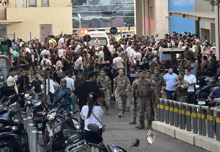 Soldados libaneses y miembros de Hezbolá se reúnen afuera de un hospital donde se transportaba a personas heridas el día del incidente. Foto: Archivo