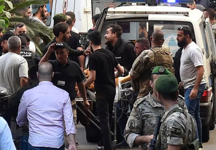 Los paramédicos trasladan a una persona herida al Centro Médico de la Universidad Americana de Beirut (AUBMC). Foto: EFE