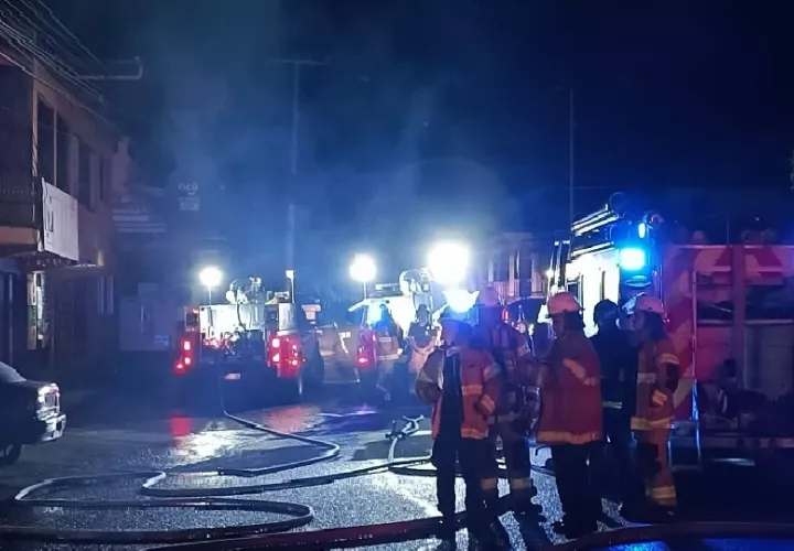 Unas 19 unidades del cuerpo de bomberos trabajaron en la extinción del fuego, donde se produjeron varias explosiones en el local comercial.  Foto. Thays Domínguez