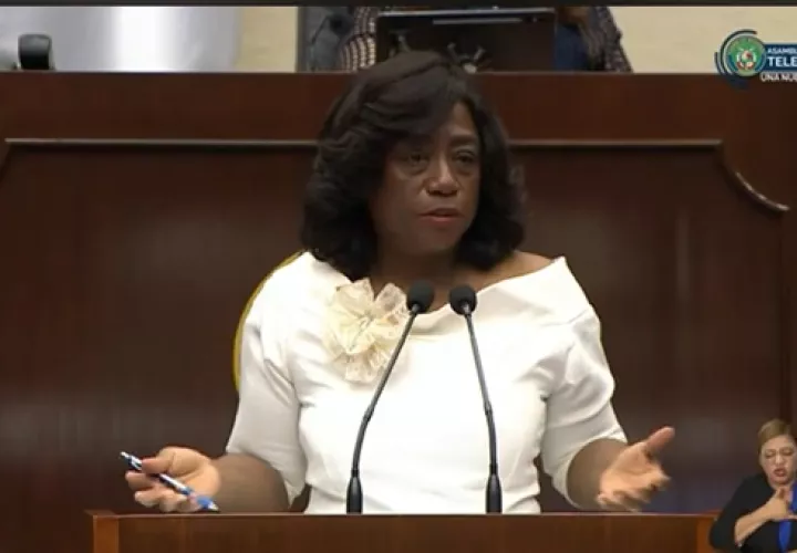 La ministra Lucy Molinar asistió al Pleno de la Asamblea Nacional. 