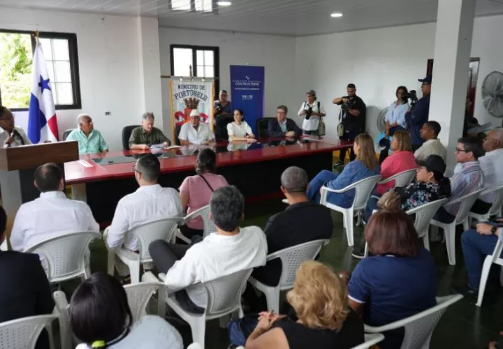 Autoridades gubernamentales entregan orden de proceder. Foto: Cortesía